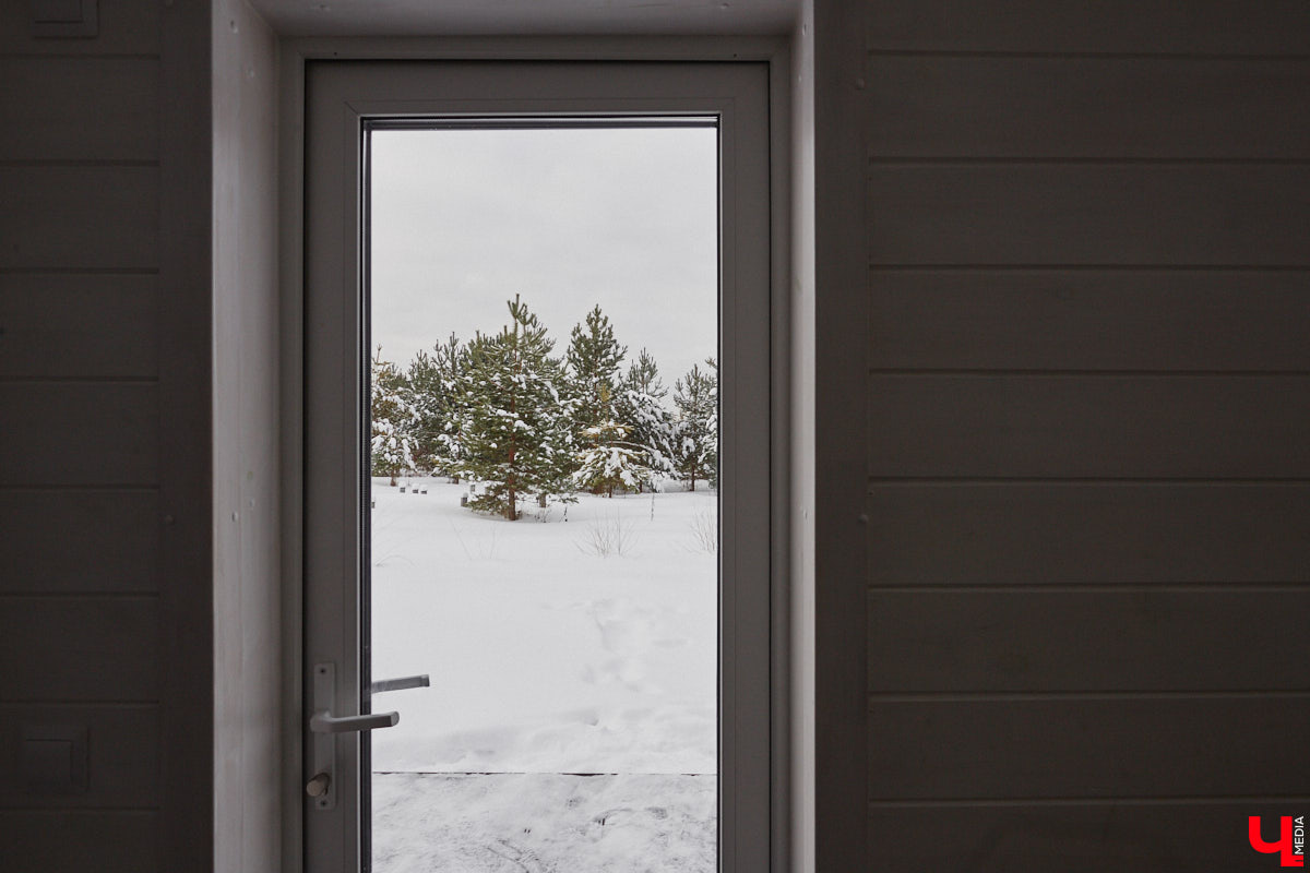 Уже полтора года, как владимирцы Алексей и Татьяна Логвиненко покинули каменные джунгли. Переехала чета с детьми не в типовой загородный дом, а в барнхаус, ставший частью их туристического проекта — энтоглэмпинга. Замыслом и подробностями быта пара поделилась с «Ключ-Медиа», заглянувшим к ним в гости.