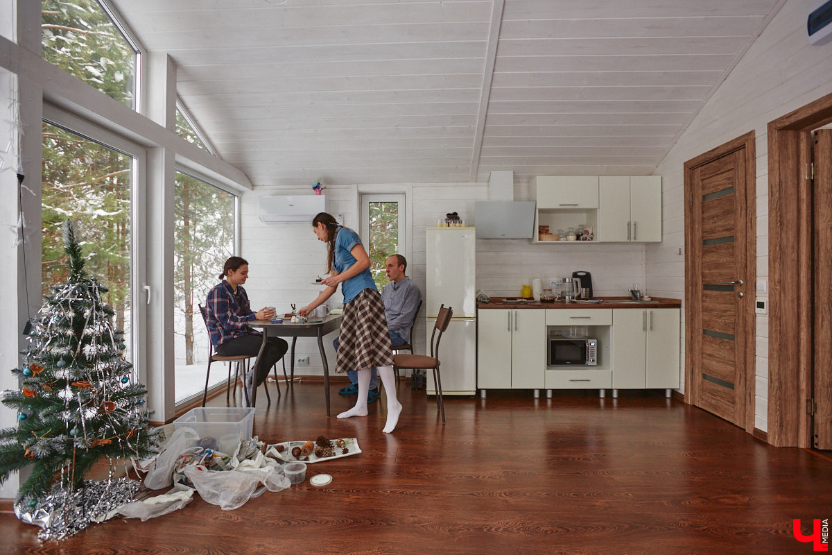 Уже полтора года, как владимирцы Алексей и Татьяна Логвиненко покинули каменные джунгли. Переехала чета с детьми не в типовой загородный дом, а в барнхаус, ставший частью их туристического проекта — энтоглэмпинга. Замыслом и подробностями быта пара поделилась с «Ключ-Медиа», заглянувшим к ним в гости.