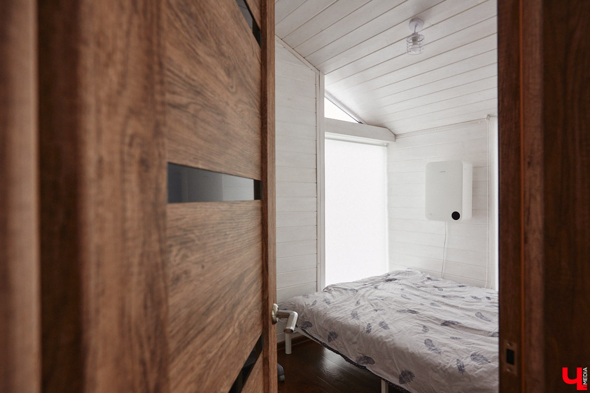 Уже полтора года, как владимирцы Алексей и Татьяна Логвиненко покинули каменные джунгли. Переехала чета с детьми не в типовой загородный дом, а в барнхаус, ставший частью их туристического проекта — энтоглэмпинга. Замыслом и подробностями быта пара поделилась с «Ключ-Медиа», заглянувшим к ним в гости.