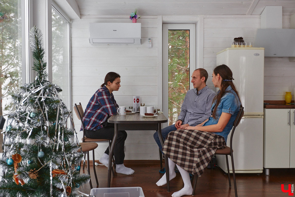 Уже полтора года, как владимирцы Алексей и Татьяна Логвиненко покинули каменные джунгли. Переехала чета с детьми не в типовой загородный дом, а в барнхаус, ставший частью их туристического проекта — энтоглэмпинга. Замыслом и подробностями быта пара поделилась с «Ключ-Медиа», заглянувшим к ним в гости.