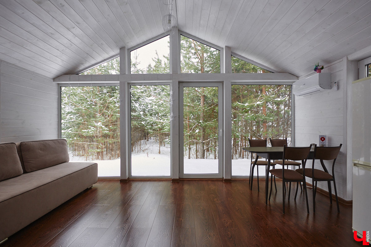 Уже полтора года, как владимирцы Алексей и Татьяна Логвиненко покинули каменные джунгли. Переехала чета с детьми не в типовой загородный дом, а в барнхаус, ставший частью их туристического проекта — энтоглэмпинга. Замыслом и подробностями быта пара поделилась с «Ключ-Медиа», заглянувшим к ним в гости.