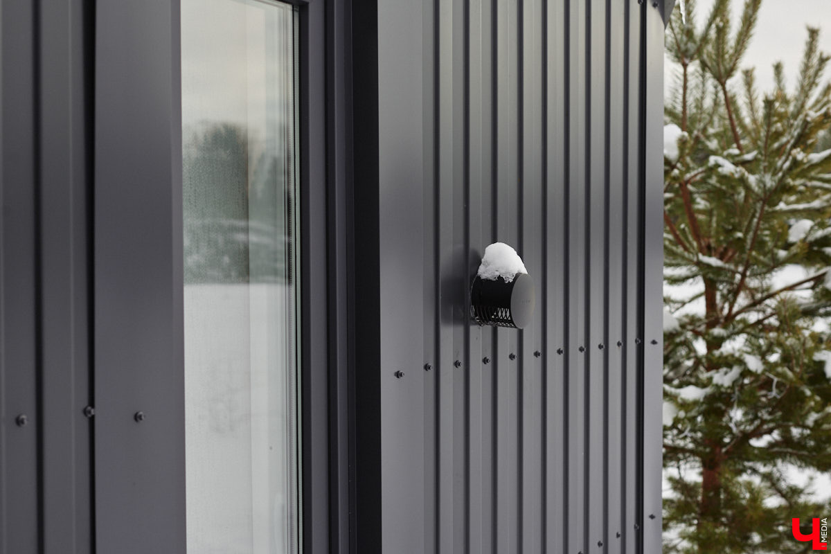 Уже полтора года, как владимирцы Алексей и Татьяна Логвиненко покинули каменные джунгли. Переехала чета с детьми не в типовой загородный дом, а в барнхаус, ставший частью их туристического проекта — энтоглэмпинга. Замыслом и подробностями быта пара поделилась с «Ключ-Медиа», заглянувшим к ним в гости.