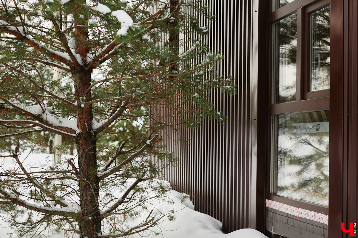 Уже полтора года, как владимирцы Алексей и Татьяна Логвиненко покинули каменные джунгли. Переехала чета с детьми не в типовой загородный дом, а в барнхаус, ставший частью их туристического проекта — энтоглэмпинга. Замыслом и подробностями быта пара поделилась с «Ключ-Медиа», заглянувшим к ним в гости.