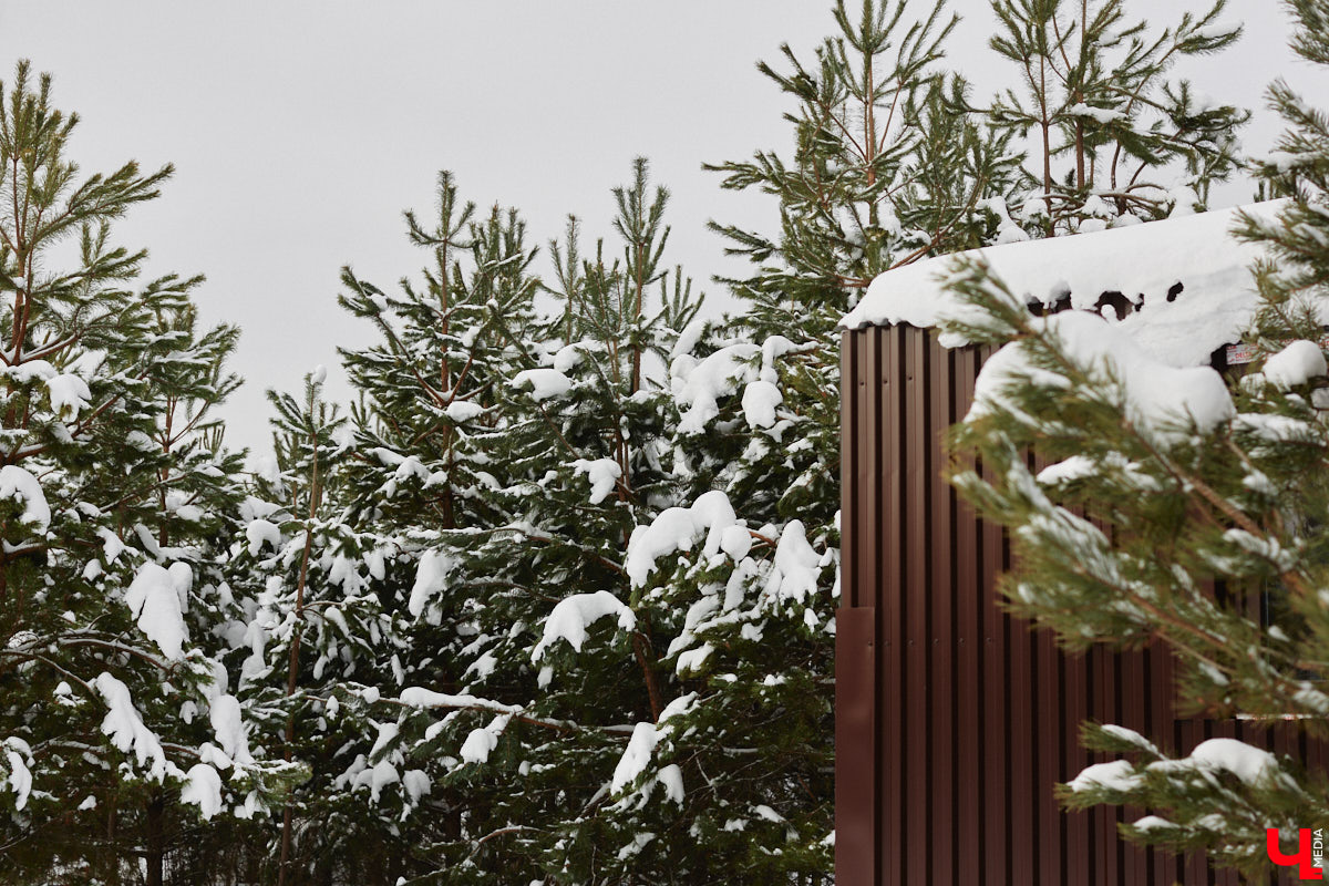 Уже полтора года, как владимирцы Алексей и Татьяна Логвиненко покинули каменные джунгли. Переехала чета с детьми не в типовой загородный дом, а в барнхаус, ставший частью их туристического проекта — энтоглэмпинга. Замыслом и подробностями быта пара поделилась с «Ключ-Медиа», заглянувшим к ним в гости.