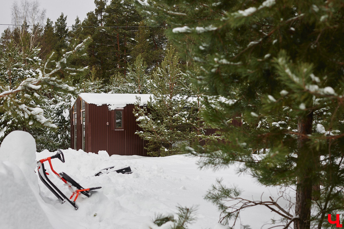 Уже полтора года, как владимирцы Алексей и Татьяна Логвиненко покинули каменные джунгли. Переехала чета с детьми не в типовой загородный дом, а в барнхаус, ставший частью их туристического проекта — энтоглэмпинга. Замыслом и подробностями быта пара поделилась с «Ключ-Медиа», заглянувшим к ним в гости.