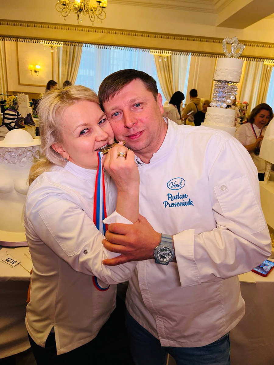 Кондитерам Владимирской области даже закон всемирного тяготения нипочем. Они доказали это на Международном чемпионате по антигравитационным тортам. Сладкое чудо инженерной мысли по мотивам сказки про Винни Пуха принесло мастерам из Гусь-Хрустального золотую медаль.