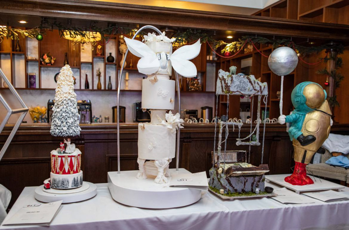 Кондитерам Владимирской области даже закон всемирного тяготения нипочем. Они доказали это на Международном чемпионате по антигравитационным тортам. Сладкое чудо инженерной мысли по мотивам сказки про Винни Пуха принесло мастерам из Гусь-Хрустального золотую медаль.