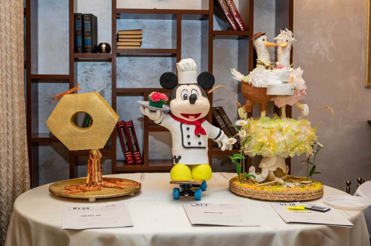 Кондитерам Владимирской области даже закон всемирного тяготения нипочем. Они доказали это на Международном чемпионате по антигравитационным тортам. Сладкое чудо инженерной мысли по мотивам сказки про Винни Пуха принесло мастерам из Гусь-Хрустального золотую медаль.