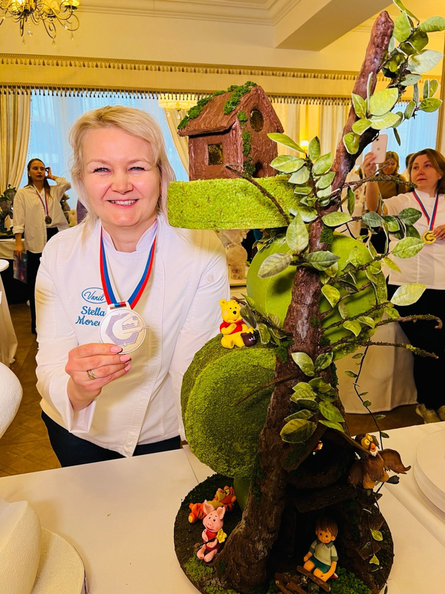 Кондитерам Владимирской области даже закон всемирного тяготения нипочем. Они доказали это на Международном чемпионате по антигравитационным тортам. Сладкое чудо инженерной мысли по мотивам сказки про Винни Пуха принесло мастерам из Гусь-Хрустального золотую медаль.