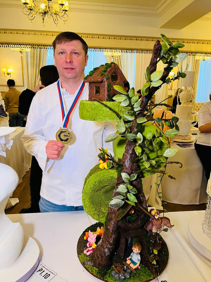 Кондитерам Владимирской области даже закон всемирного тяготения нипочем. Они доказали это на Международном чемпионате по антигравитационным тортам. Сладкое чудо инженерной мысли по мотивам сказки про Винни Пуха принесло мастерам из Гусь-Хрустального золотую медаль.