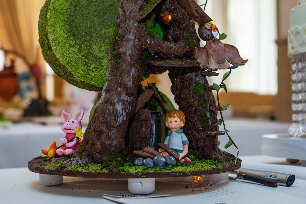 Кондитерам Владимирской области даже закон всемирного тяготения нипочем. Они доказали это на Международном чемпионате по антигравитационным тортам. Сладкое чудо инженерной мысли по мотивам сказки про Винни Пуха принесло мастерам из Гусь-Хрустального золотую медаль.