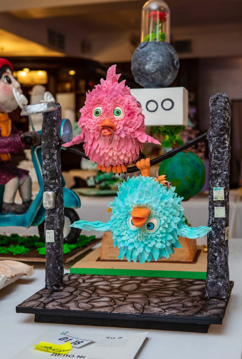 Кондитерам Владимирской области даже закон всемирного тяготения нипочем. Они доказали это на Международном чемпионате по антигравитационным тортам. Сладкое чудо инженерной мысли по мотивам сказки про Винни Пуха принесло мастерам из Гусь-Хрустального золотую медаль.