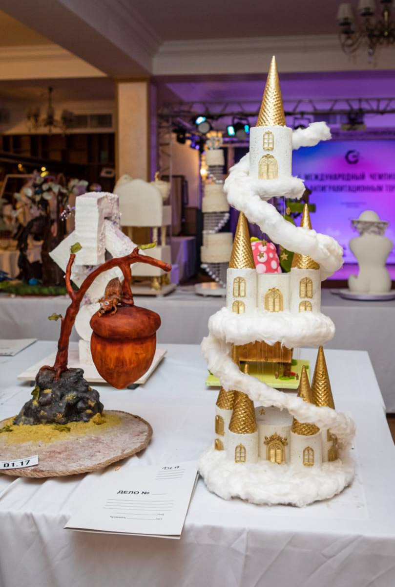 Кондитерам Владимирской области даже закон всемирного тяготения нипочем. Они доказали это на Международном чемпионате по антигравитационным тортам. Сладкое чудо инженерной мысли по мотивам сказки про Винни Пуха принесло мастерам из Гусь-Хрустального золотую медаль.