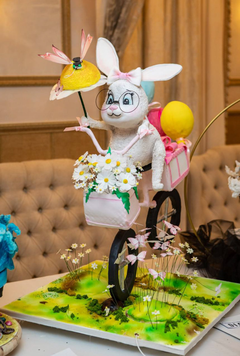 Кондитерам Владимирской области даже закон всемирного тяготения нипочем. Они доказали это на Международном чемпионате по антигравитационным тортам. Сладкое чудо инженерной мысли по мотивам сказки про Винни Пуха принесло мастерам из Гусь-Хрустального золотую медаль.