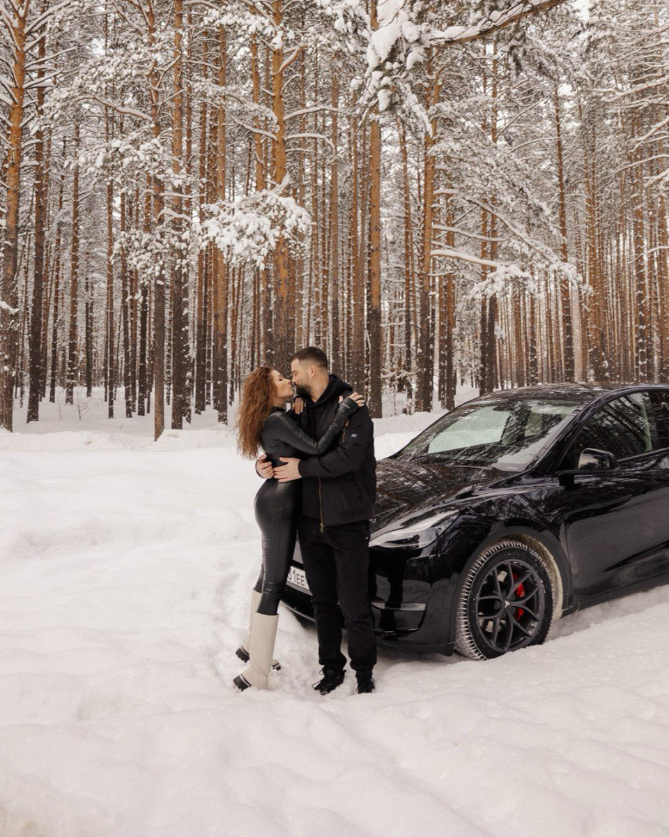 Tesla… как много в этом слове! Электрическое нечто, которое магнитом притягивает к себе взгляды, в чем уже убедился Антон Колобаев, как только приобрел данное чудо техники. Ну а мы поспешили узнать у него все плюсы и минусы авто, с недавних пор красиво рассекающего по владимирским дорогам.