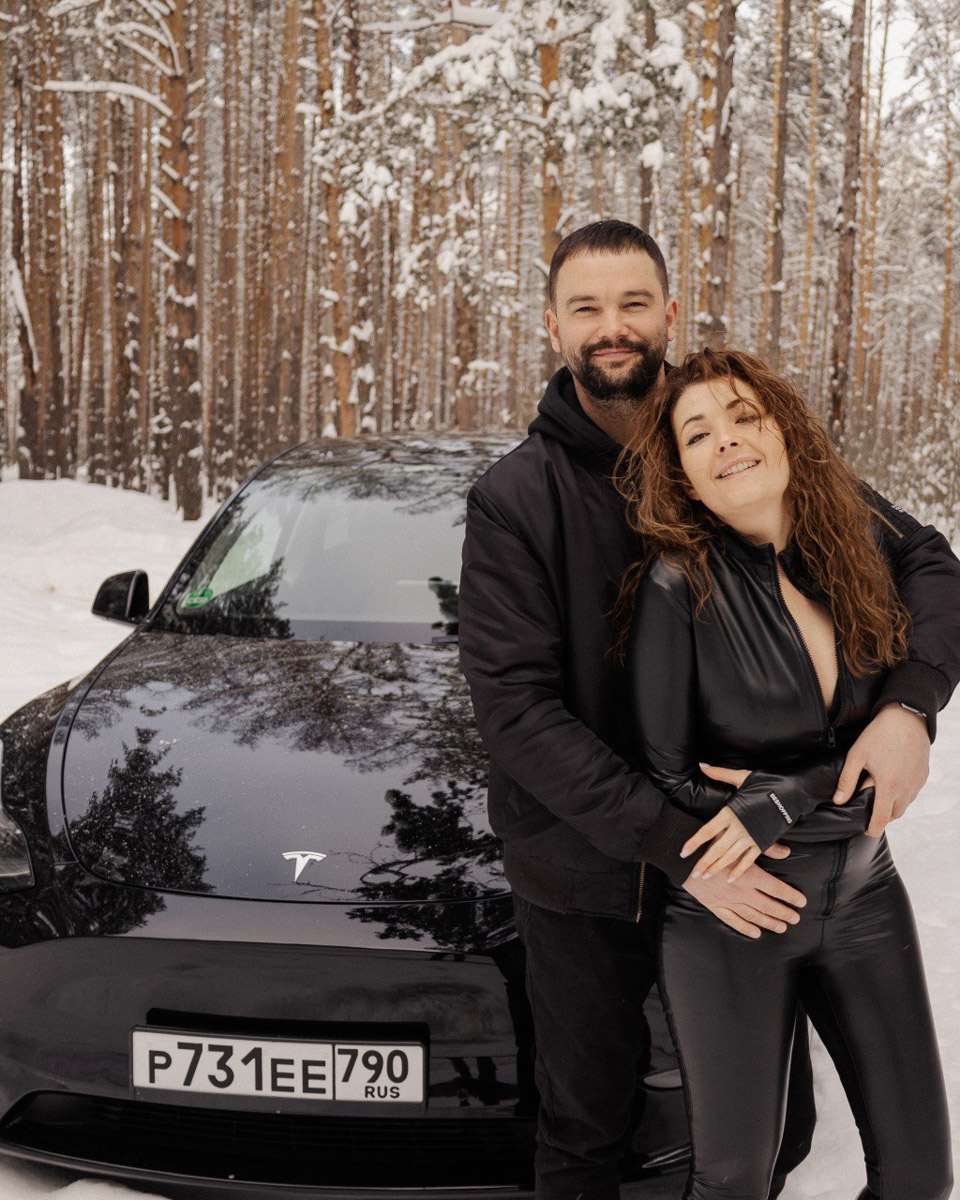 Tesla… как много в этом слове! Электрическое нечто, которое магнитом притягивает к себе взгляды, в чем уже убедился Антон Колобаев, как только приобрел данное чудо техники. Ну а мы поспешили узнать у него все плюсы и минусы авто, с недавних пор красиво рассекающего по владимирским дорогам.