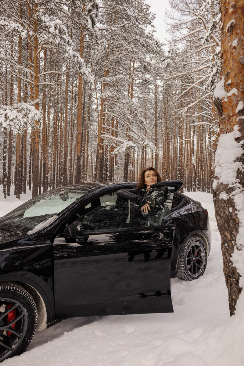 Tesla… как много в этом слове! Электрическое нечто, которое магнитом притягивает к себе взгляды, в чем уже убедился Антон Колобаев, как только приобрел данное чудо техники. Ну а мы поспешили узнать у него все плюсы и минусы авто, с недавних пор красиво рассекающего по владимирским дорогам.