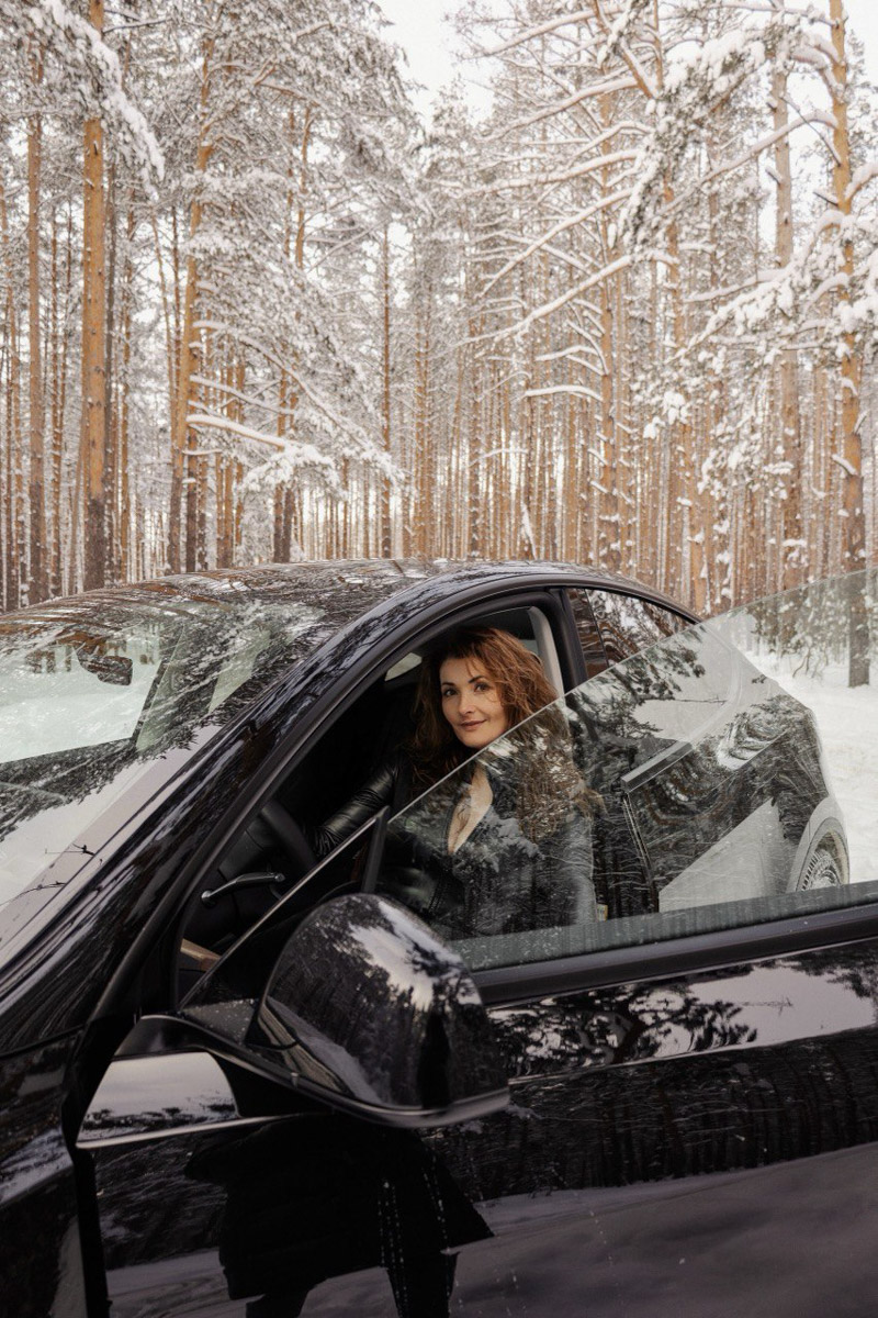 Tesla… как много в этом слове! Электрическое нечто, которое магнитом притягивает к себе взгляды, в чем уже убедился Антон Колобаев, как только приобрел данное чудо техники. Ну а мы поспешили узнать у него все плюсы и минусы авто, с недавних пор красиво рассекающего по владимирским дорогам.