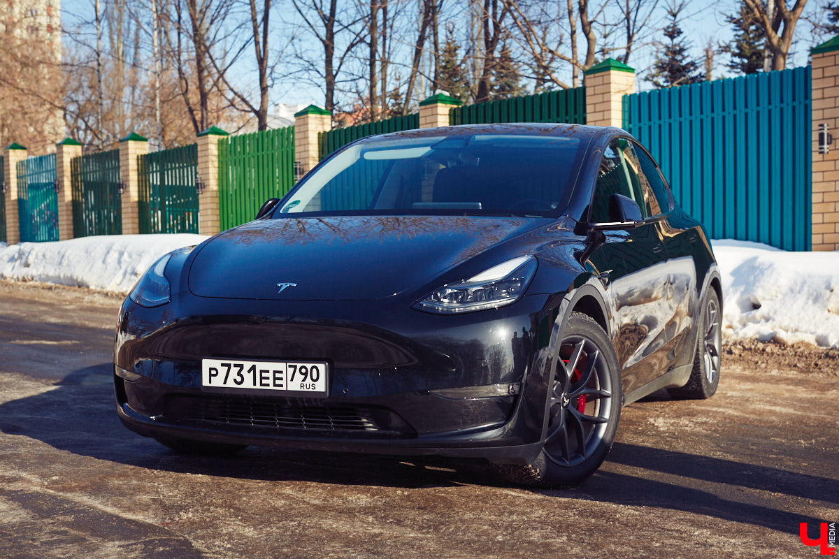 Tesla… как много в этом слове! Электрическое нечто, которое магнитом притягивает к себе взгляды, в чем уже убедился Антон Колобаев, как только приобрел данное чудо техники. Ну а мы поспешили узнать у него все плюсы и минусы авто, с недавних пор красиво рассекающего по владимирским дорогам.