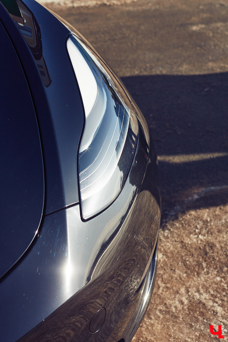 Tesla… как много в этом слове! Электрическое нечто, которое магнитом притягивает к себе взгляды, в чем уже убедился Антон Колобаев, как только приобрел данное чудо техники. Ну а мы поспешили узнать у него все плюсы и минусы авто, с недавних пор красиво рассекающего по владимирским дорогам.