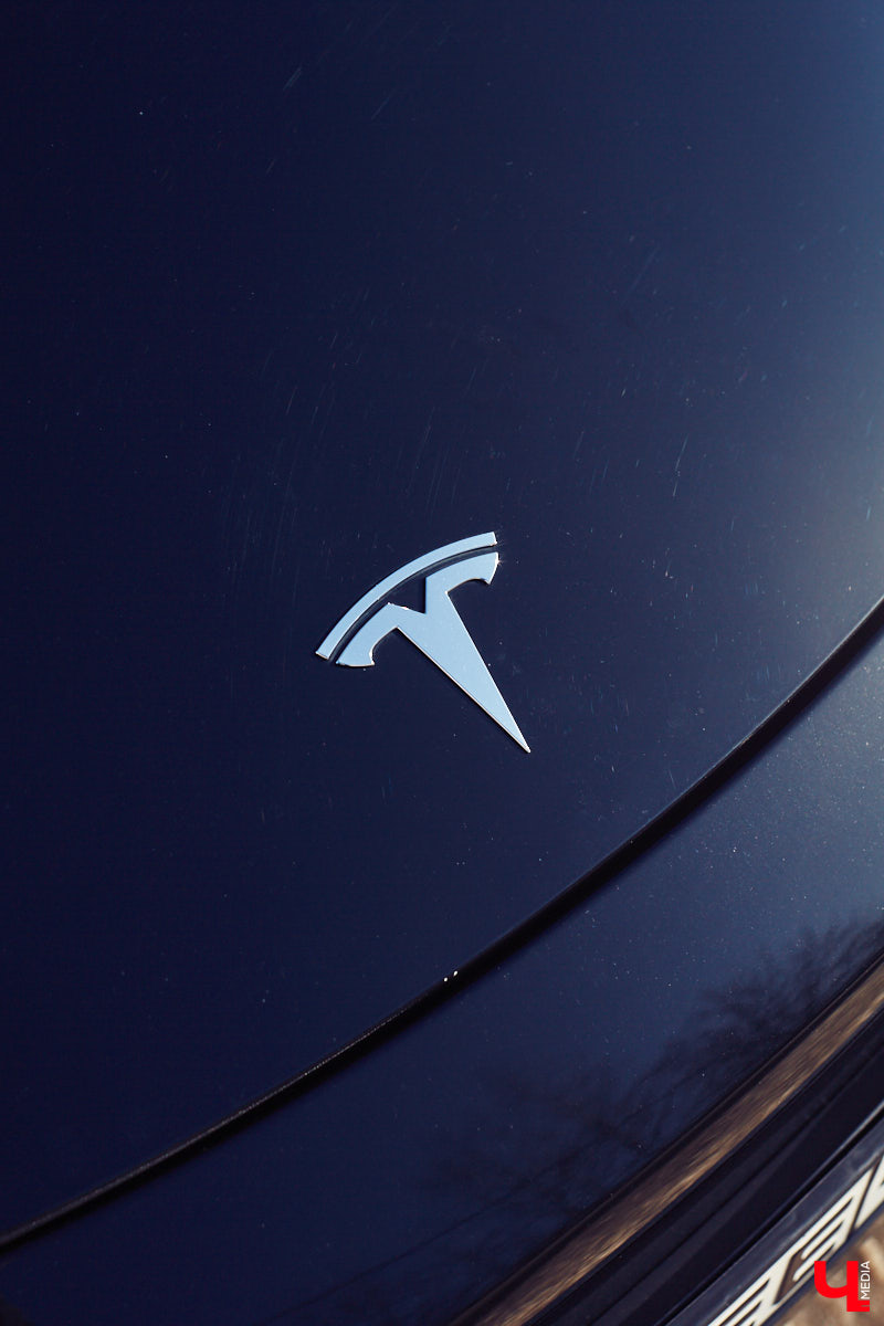 Tesla… как много в этом слове! Электрическое нечто, которое магнитом притягивает к себе взгляды, в чем уже убедился Антон Колобаев, как только приобрел данное чудо техники. Ну а мы поспешили узнать у него все плюсы и минусы авто, с недавних пор красиво рассекающего по владимирским дорогам.