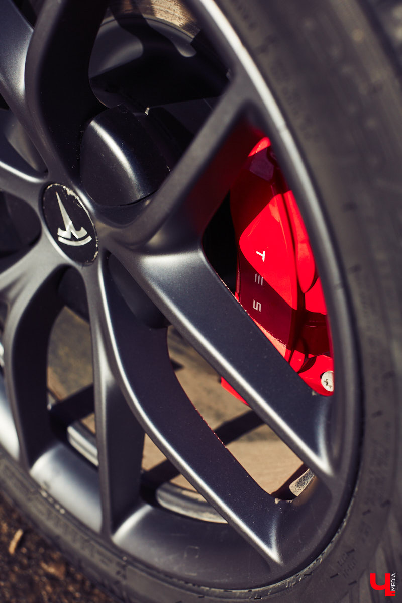 Tesla… как много в этом слове! Электрическое нечто, которое магнитом притягивает к себе взгляды, в чем уже убедился Антон Колобаев, как только приобрел данное чудо техники. Ну а мы поспешили узнать у него все плюсы и минусы авто, с недавних пор красиво рассекающего по владимирским дорогам.