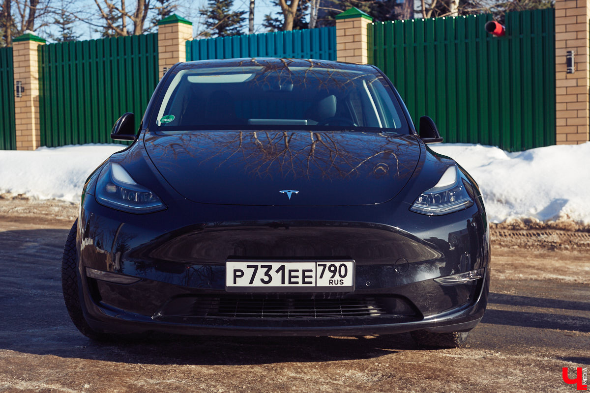 Tesla… как много в этом слове! Электрическое нечто, которое магнитом притягивает к себе взгляды, в чем уже убедился Антон Колобаев, как только приобрел данное чудо техники. Ну а мы поспешили узнать у него все плюсы и минусы авто, с недавних пор красиво рассекающего по владимирским дорогам.