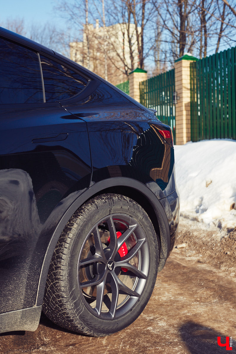 Tesla… как много в этом слове! Электрическое нечто, которое магнитом притягивает к себе взгляды, в чем уже убедился Антон Колобаев, как только приобрел данное чудо техники. Ну а мы поспешили узнать у него все плюсы и минусы авто, с недавних пор красиво рассекающего по владимирским дорогам.