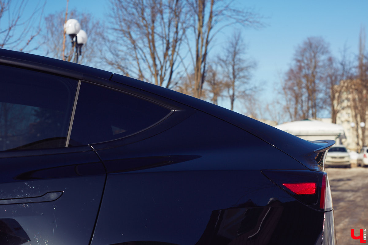 Tesla… как много в этом слове! Электрическое нечто, которое магнитом притягивает к себе взгляды, в чем уже убедился Антон Колобаев, как только приобрел данное чудо техники. Ну а мы поспешили узнать у него все плюсы и минусы авто, с недавних пор красиво рассекающего по владимирским дорогам.