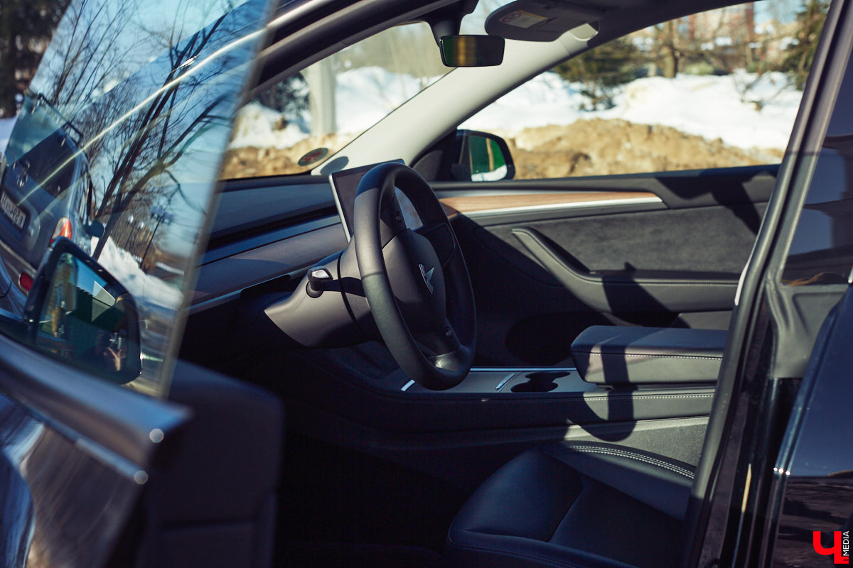 Tesla… как много в этом слове! Электрическое нечто, которое магнитом притягивает к себе взгляды, в чем уже убедился Антон Колобаев, как только приобрел данное чудо техники. Ну а мы поспешили узнать у него все плюсы и минусы авто, с недавних пор красиво рассекающего по владимирским дорогам.