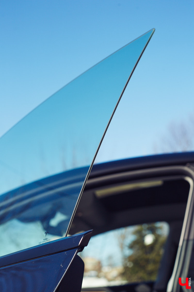 Tesla… как много в этом слове! Электрическое нечто, которое магнитом притягивает к себе взгляды, в чем уже убедился Антон Колобаев, как только приобрел данное чудо техники. Ну а мы поспешили узнать у него все плюсы и минусы авто, с недавних пор красиво рассекающего по владимирским дорогам.