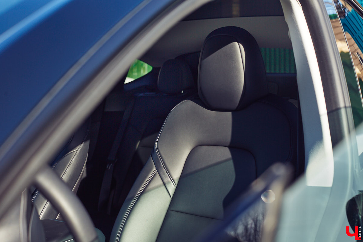 Tesla… как много в этом слове! Электрическое нечто, которое магнитом притягивает к себе взгляды, в чем уже убедился Антон Колобаев, как только приобрел данное чудо техники. Ну а мы поспешили узнать у него все плюсы и минусы авто, с недавних пор красиво рассекающего по владимирским дорогам.