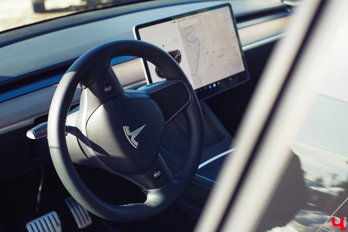 Tesla… как много в этом слове! Электрическое нечто, которое магнитом притягивает к себе взгляды, в чем уже убедился Антон Колобаев, как только приобрел данное чудо техники. Ну а мы поспешили узнать у него все плюсы и минусы авто, с недавних пор красиво рассекающего по владимирским дорогам.