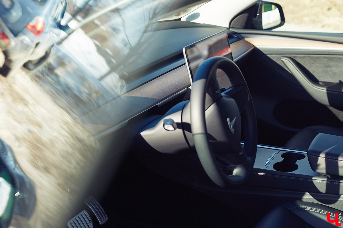 Tesla… как много в этом слове! Электрическое нечто, которое магнитом притягивает к себе взгляды, в чем уже убедился Антон Колобаев, как только приобрел данное чудо техники. Ну а мы поспешили узнать у него все плюсы и минусы авто, с недавних пор красиво рассекающего по владимирским дорогам.