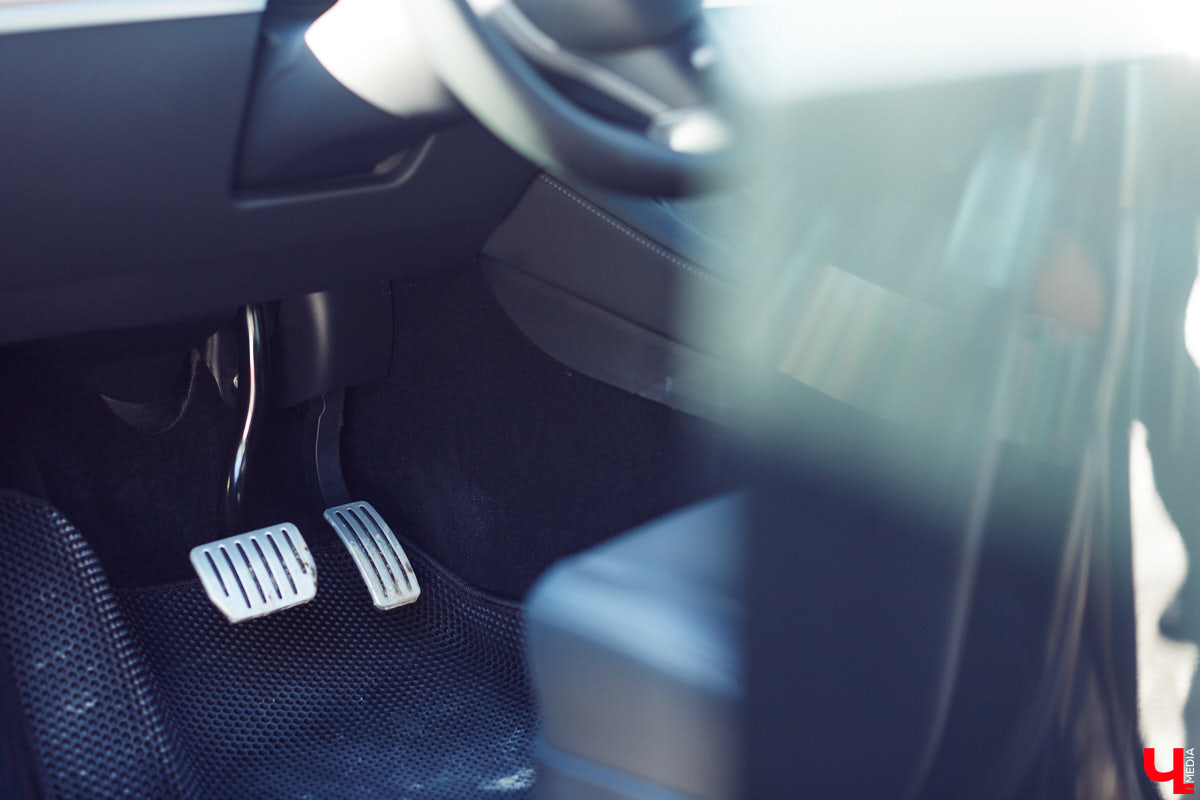 Tesla… как много в этом слове! Электрическое нечто, которое магнитом притягивает к себе взгляды, в чем уже убедился Антон Колобаев, как только приобрел данное чудо техники. Ну а мы поспешили узнать у него все плюсы и минусы авто, с недавних пор красиво рассекающего по владимирским дорогам.