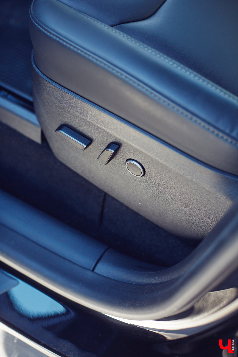 Tesla… как много в этом слове! Электрическое нечто, которое магнитом притягивает к себе взгляды, в чем уже убедился Антон Колобаев, как только приобрел данное чудо техники. Ну а мы поспешили узнать у него все плюсы и минусы авто, с недавних пор красиво рассекающего по владимирским дорогам.