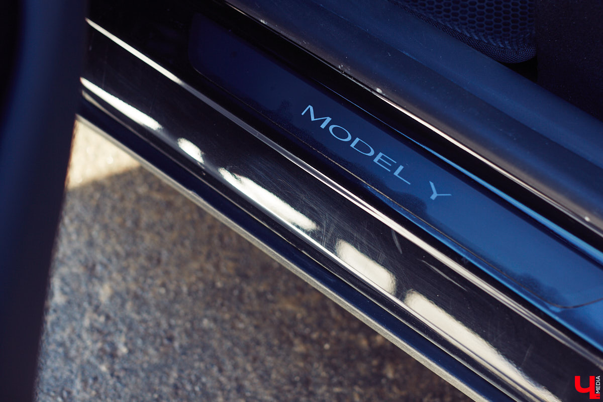 Tesla… как много в этом слове! Электрическое нечто, которое магнитом притягивает к себе взгляды, в чем уже убедился Антон Колобаев, как только приобрел данное чудо техники. Ну а мы поспешили узнать у него все плюсы и минусы авто, с недавних пор красиво рассекающего по владимирским дорогам.