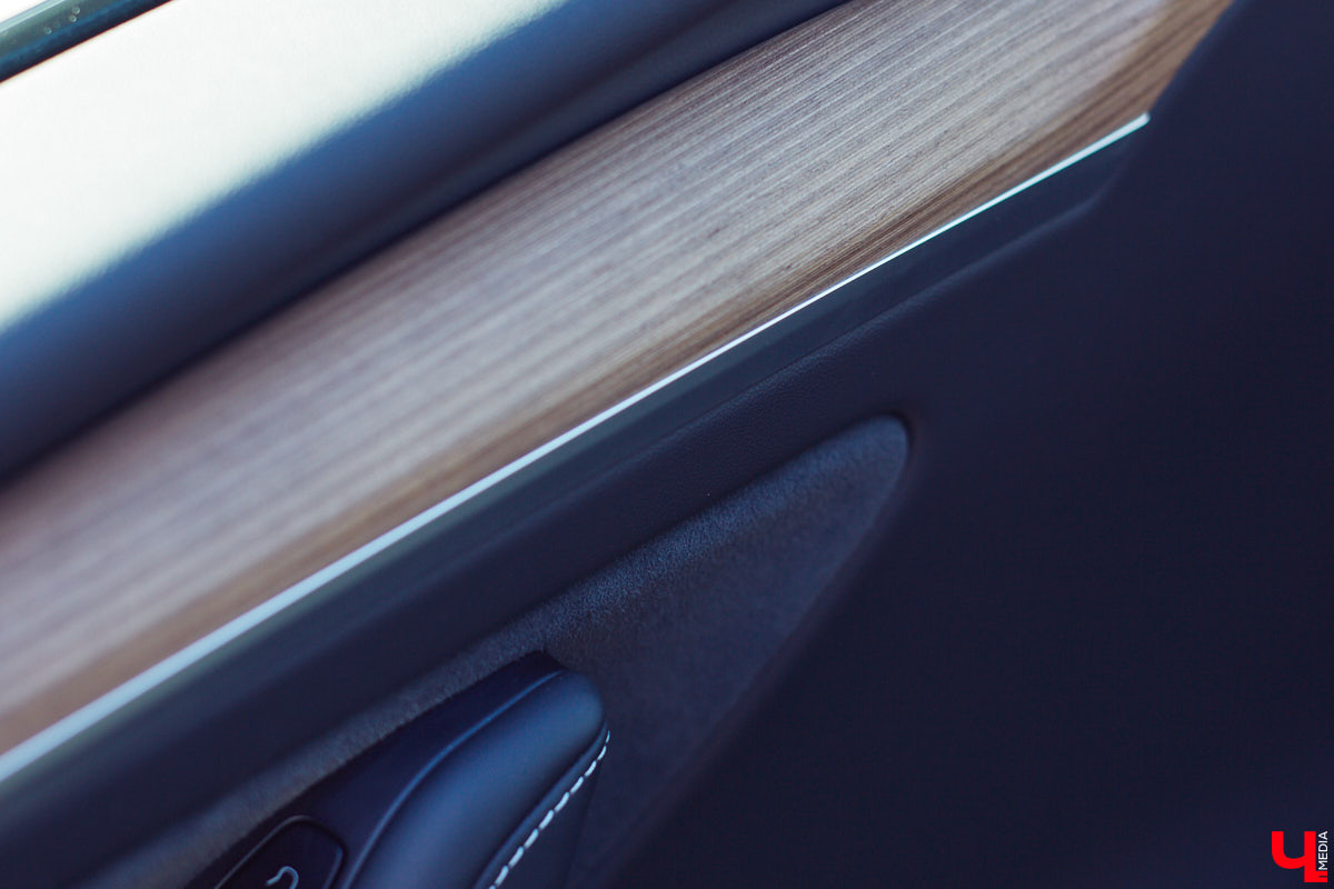 Tesla… как много в этом слове! Электрическое нечто, которое магнитом притягивает к себе взгляды, в чем уже убедился Антон Колобаев, как только приобрел данное чудо техники. Ну а мы поспешили узнать у него все плюсы и минусы авто, с недавних пор красиво рассекающего по владимирским дорогам.