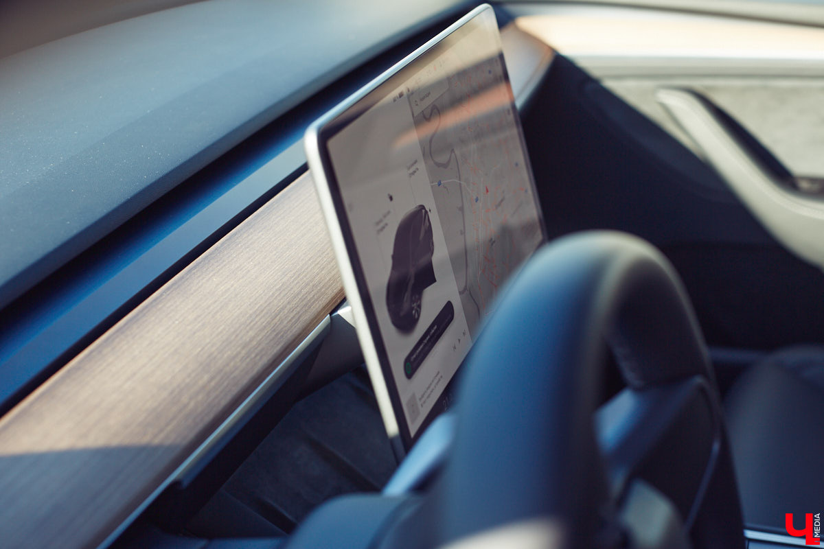 Tesla… как много в этом слове! Электрическое нечто, которое магнитом притягивает к себе взгляды, в чем уже убедился Антон Колобаев, как только приобрел данное чудо техники. Ну а мы поспешили узнать у него все плюсы и минусы авто, с недавних пор красиво рассекающего по владимирским дорогам.