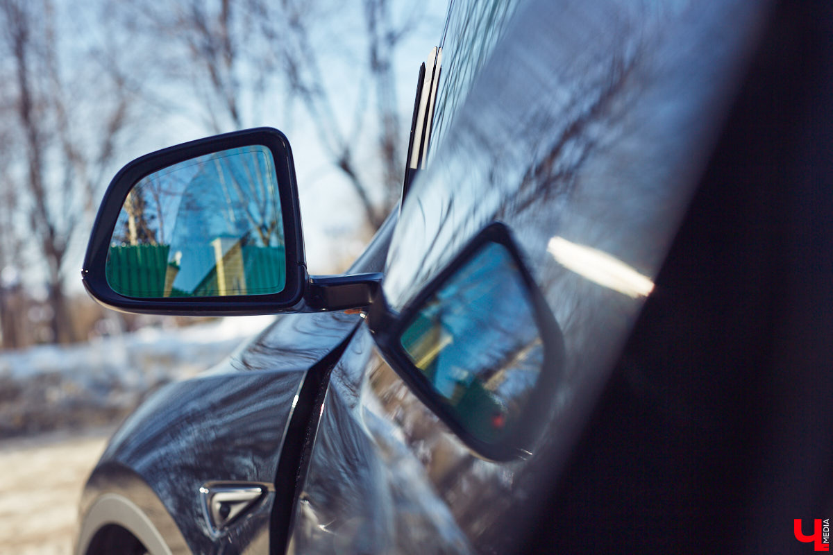 Tesla… как много в этом слове! Электрическое нечто, которое магнитом притягивает к себе взгляды, в чем уже убедился Антон Колобаев, как только приобрел данное чудо техники. Ну а мы поспешили узнать у него все плюсы и минусы авто, с недавних пор красиво рассекающего по владимирским дорогам.