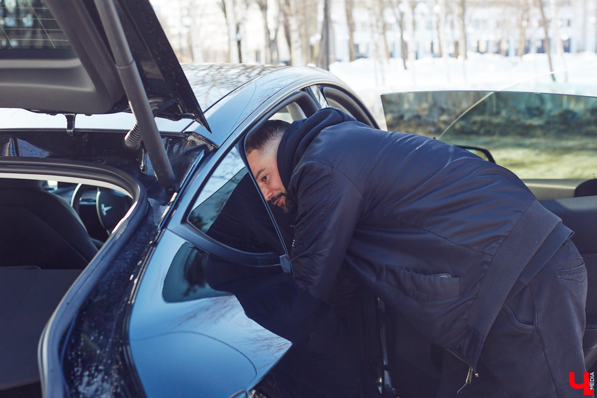 Tesla… как много в этом слове! Электрическое нечто, которое магнитом притягивает к себе взгляды, в чем уже убедился Антон Колобаев, как только приобрел данное чудо техники. Ну а мы поспешили узнать у него все плюсы и минусы авто, с недавних пор красиво рассекающего по владимирским дорогам.