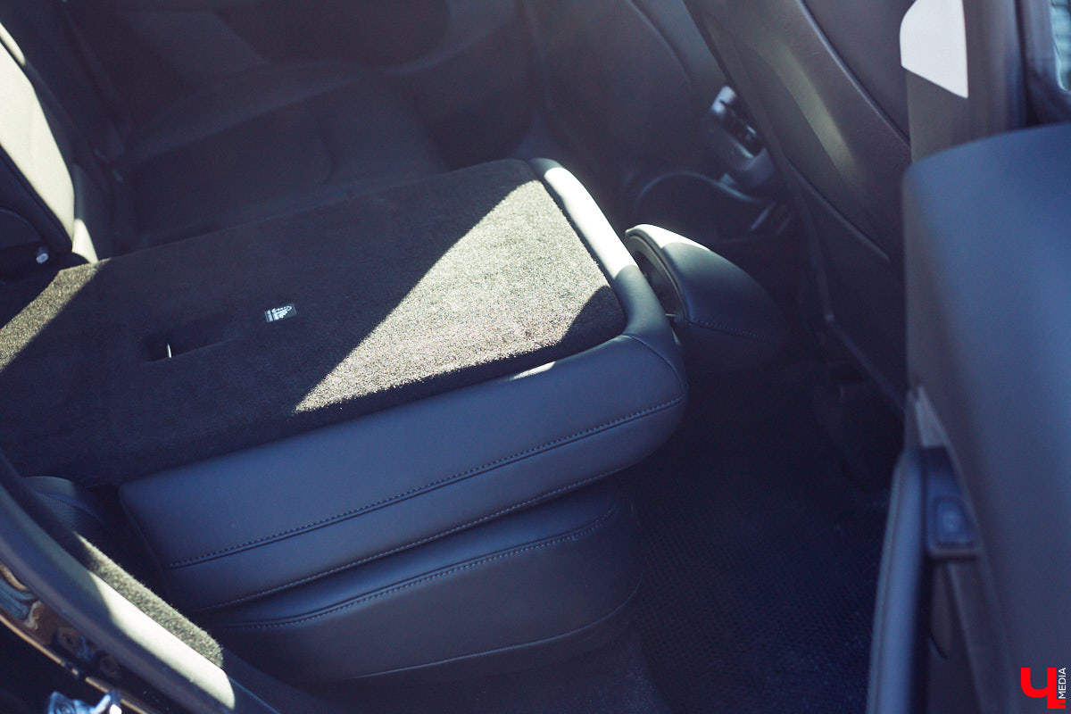 Tesla… как много в этом слове! Электрическое нечто, которое магнитом притягивает к себе взгляды, в чем уже убедился Антон Колобаев, как только приобрел данное чудо техники. Ну а мы поспешили узнать у него все плюсы и минусы авто, с недавних пор красиво рассекающего по владимирским дорогам.