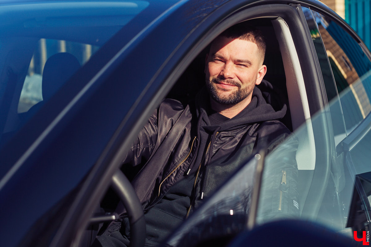 Tesla… как много в этом слове! Электрическое нечто, которое магнитом притягивает к себе взгляды, в чем уже убедился Антон Колобаев, как только приобрел данное чудо техники. Ну а мы поспешили узнать у него все плюсы и минусы авто, с недавних пор красиво рассекающего по владимирским дорогам.