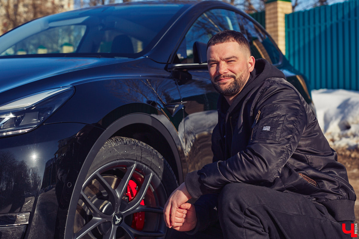 Tesla… как много в этом слове! Электрическое нечто, которое магнитом притягивает к себе взгляды, в чем уже убедился Антон Колобаев, как только приобрел данное чудо техники. Ну а мы поспешили узнать у него все плюсы и минусы авто, с недавних пор красиво рассекающего по владимирским дорогам.