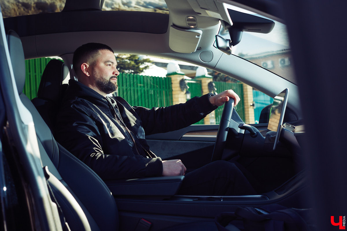 Tesla… как много в этом слове! Электрическое нечто, которое магнитом притягивает к себе взгляды, в чем уже убедился Антон Колобаев, как только приобрел данное чудо техники. Ну а мы поспешили узнать у него все плюсы и минусы авто, с недавних пор красиво рассекающего по владимирским дорогам.