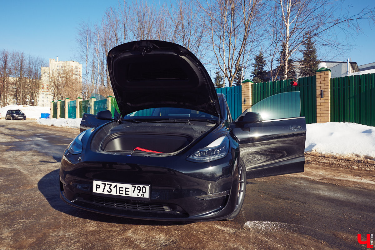 Tesla… как много в этом слове! Электрическое нечто, которое магнитом притягивает к себе взгляды, в чем уже убедился Антон Колобаев, как только приобрел данное чудо техники. Ну а мы поспешили узнать у него все плюсы и минусы авто, с недавних пор красиво рассекающего по владимирским дорогам.