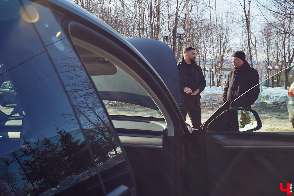 Tesla… как много в этом слове! Электрическое нечто, которое магнитом притягивает к себе взгляды, в чем уже убедился Антон Колобаев, как только приобрел данное чудо техники. Ну а мы поспешили узнать у него все плюсы и минусы авто, с недавних пор красиво рассекающего по владимирским дорогам.