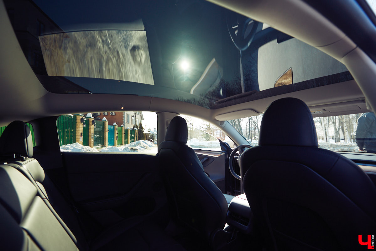 Tesla… как много в этом слове! Электрическое нечто, которое магнитом притягивает к себе взгляды, в чем уже убедился Антон Колобаев, как только приобрел данное чудо техники. Ну а мы поспешили узнать у него все плюсы и минусы авто, с недавних пор красиво рассекающего по владимирским дорогам.