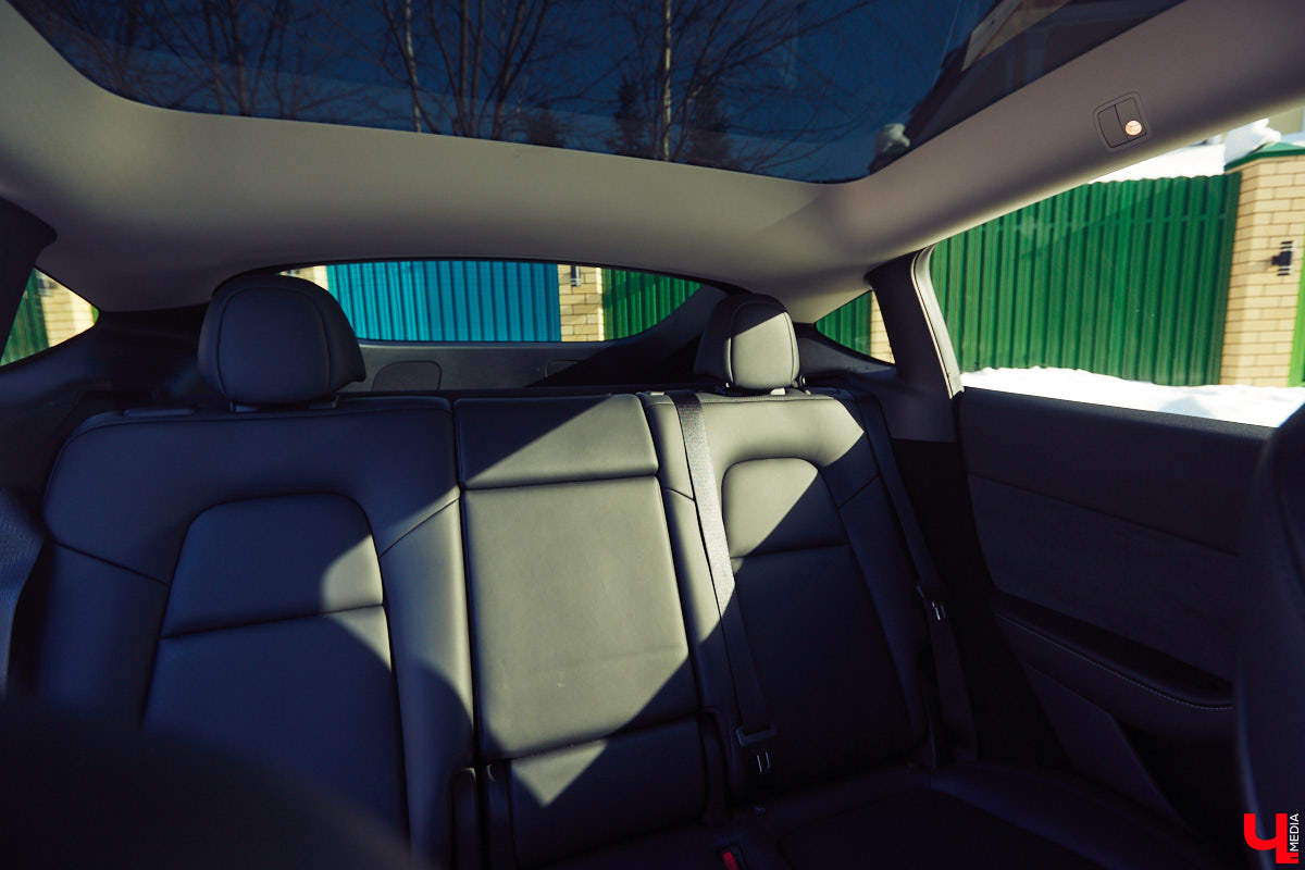 Tesla… как много в этом слове! Электрическое нечто, которое магнитом притягивает к себе взгляды, в чем уже убедился Антон Колобаев, как только приобрел данное чудо техники. Ну а мы поспешили узнать у него все плюсы и минусы авто, с недавних пор красиво рассекающего по владимирским дорогам.