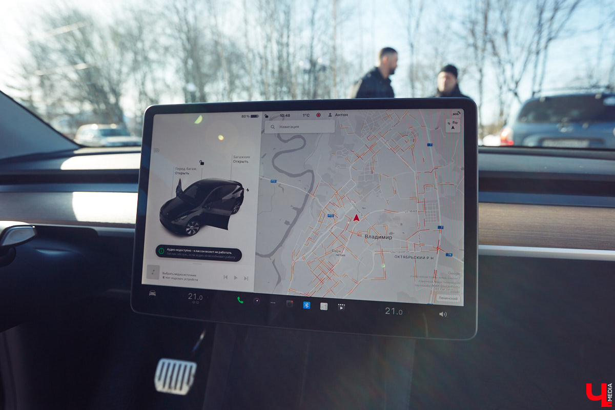 Tesla… как много в этом слове! Электрическое нечто, которое магнитом притягивает к себе взгляды, в чем уже убедился Антон Колобаев, как только приобрел данное чудо техники. Ну а мы поспешили узнать у него все плюсы и минусы авто, с недавних пор красиво рассекающего по владимирским дорогам.